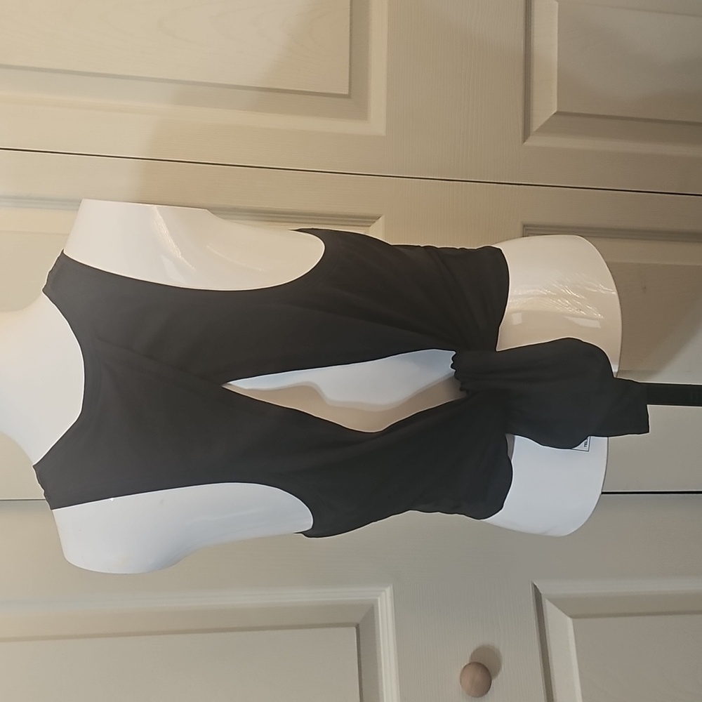 Lululemon women's tie back Sleeveless Women's Top. CONT E